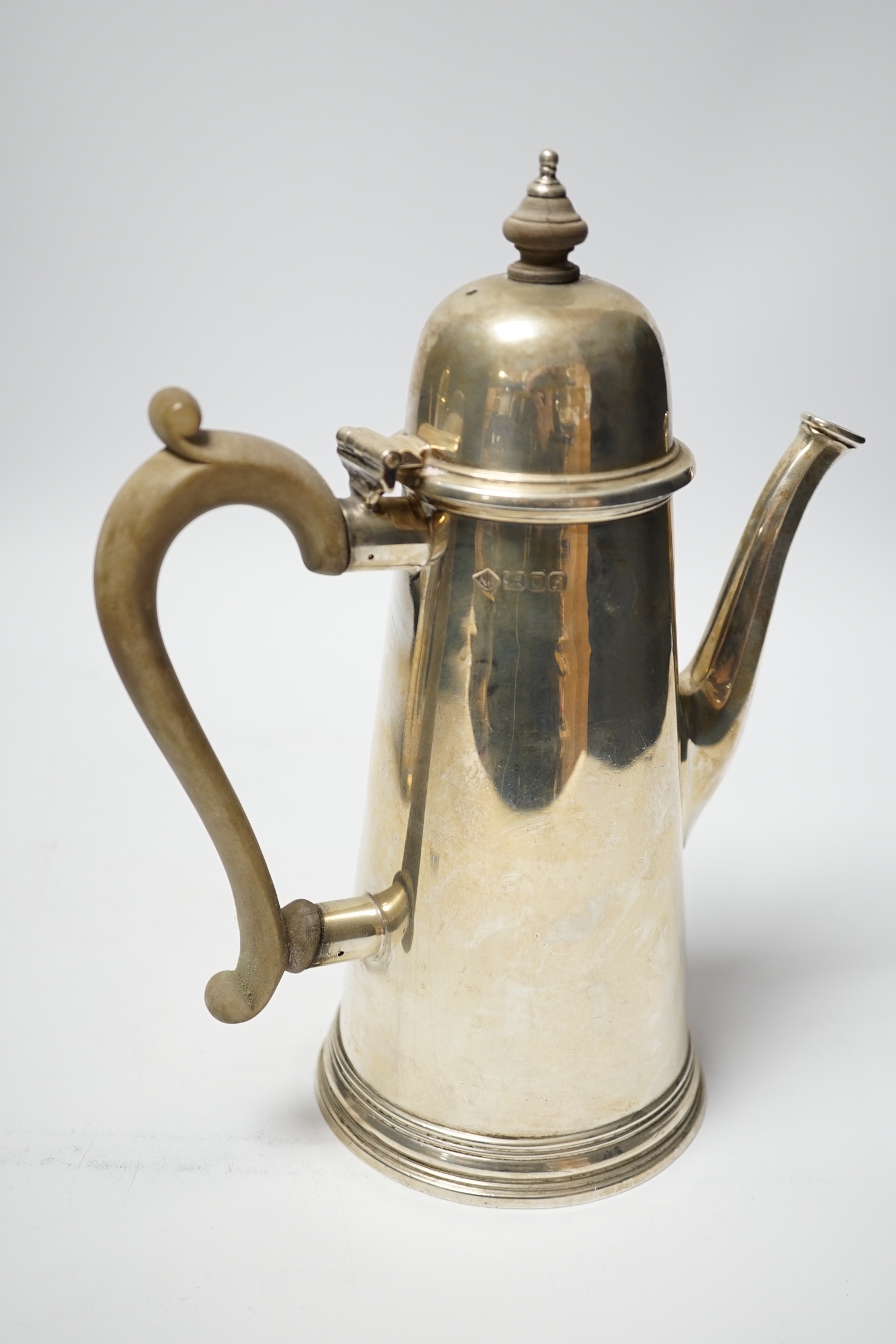 An Elizabeth II Queen Ann style coffee pot, Nat Leslie Ltd, London, 1961, gross weight 23.1oz.